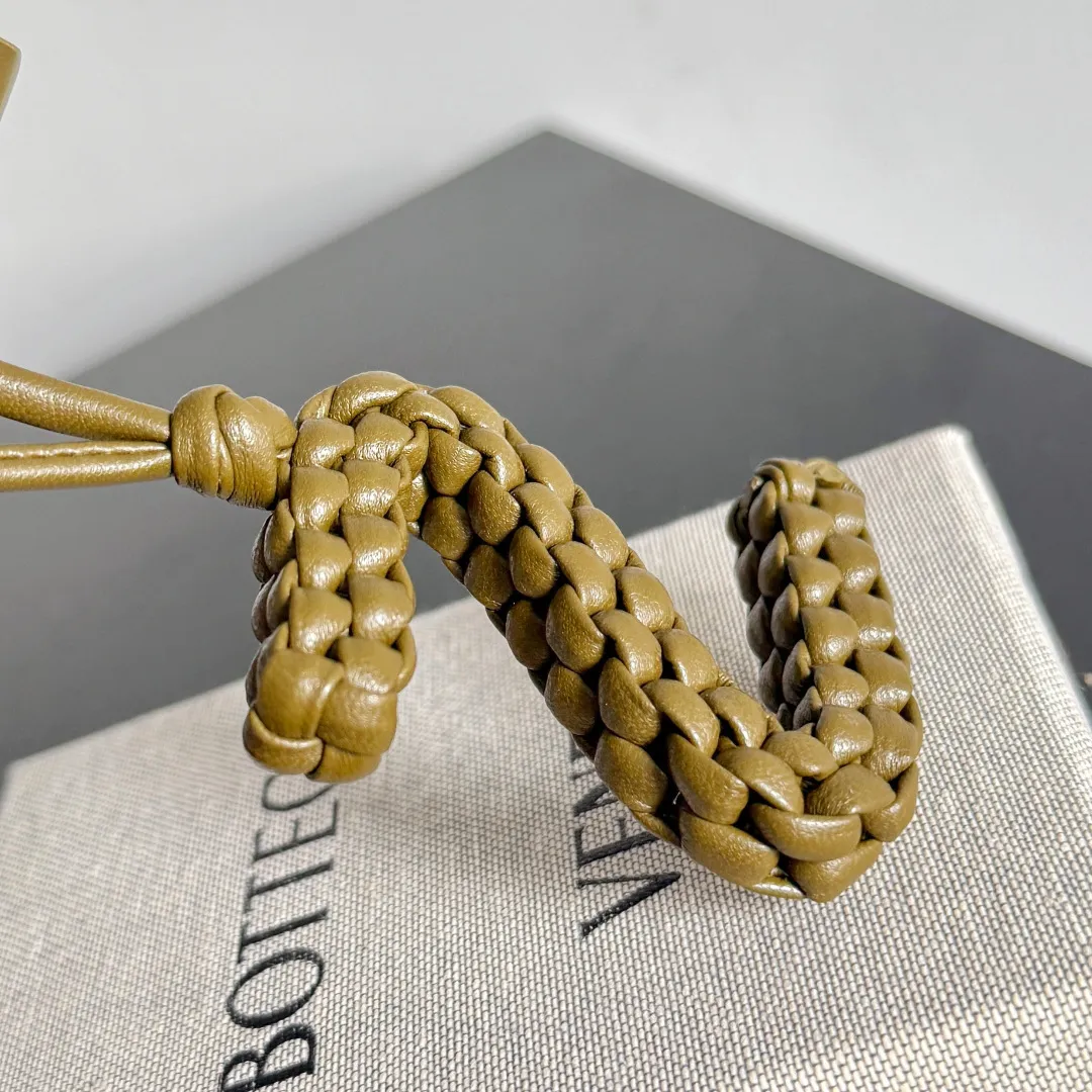 Batch 420 Let’s see what new cute little thing BV has released~ It’s this letter pendant, which is different from the puppy pendant. The weaving of this letter is more three-dimensional, and the material is very solid, and it is not easy to deform even if it is folded. Style number: Z